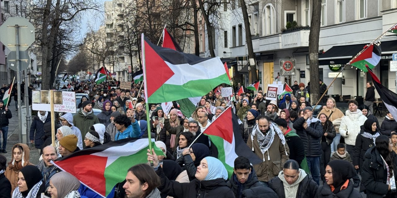 İsrail'in Gazze'ye saldırıları Berlin'de protesto edildi