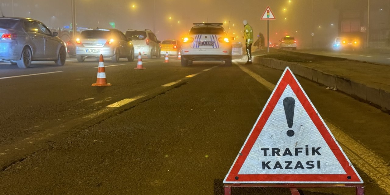 Diyarbakır'da çarpışan 2 otomobilin sürücüsü yaralandı