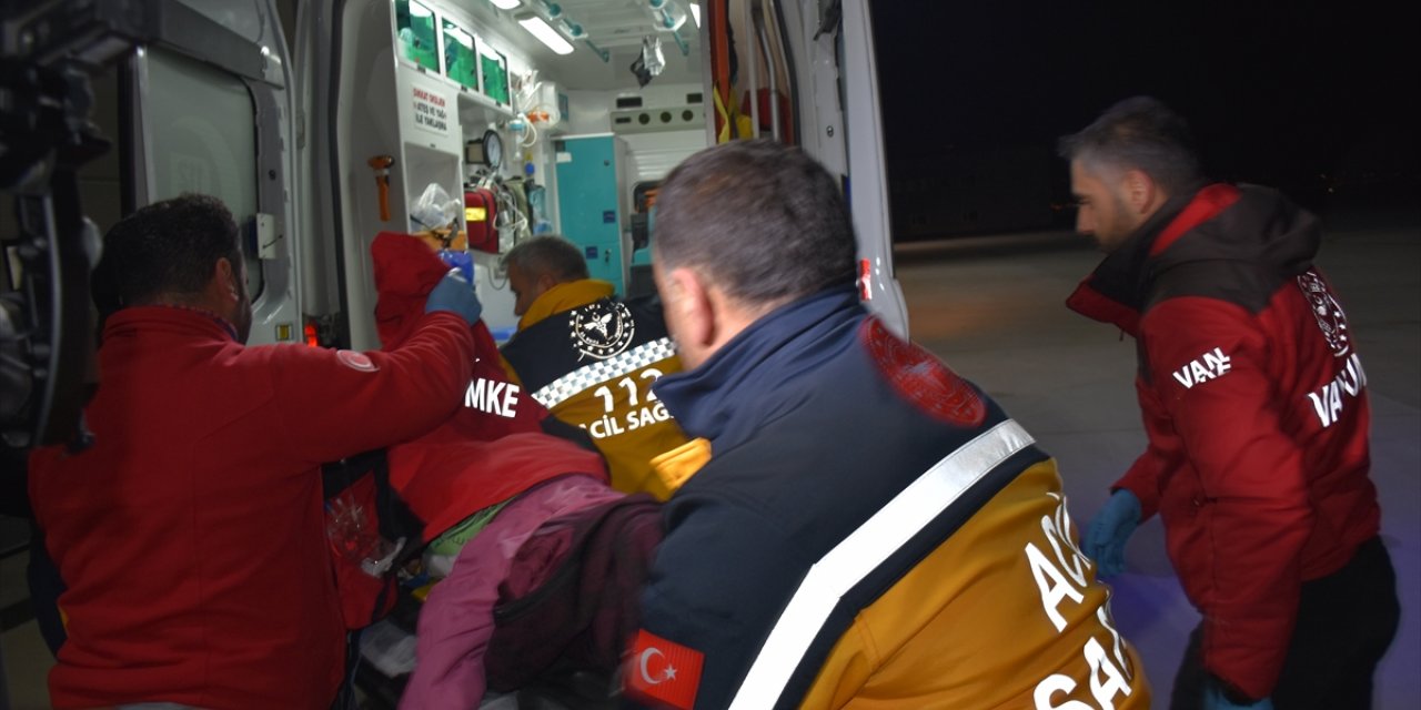 Van'da rahatsızlanan 2 hastanın imdadına polis helikopteri yetişti