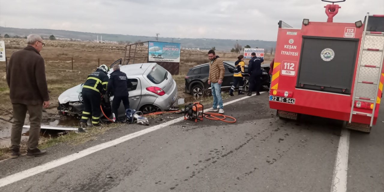 Edirne'de iki otomobilin çarpıştığı kazada 2 kişi öldü