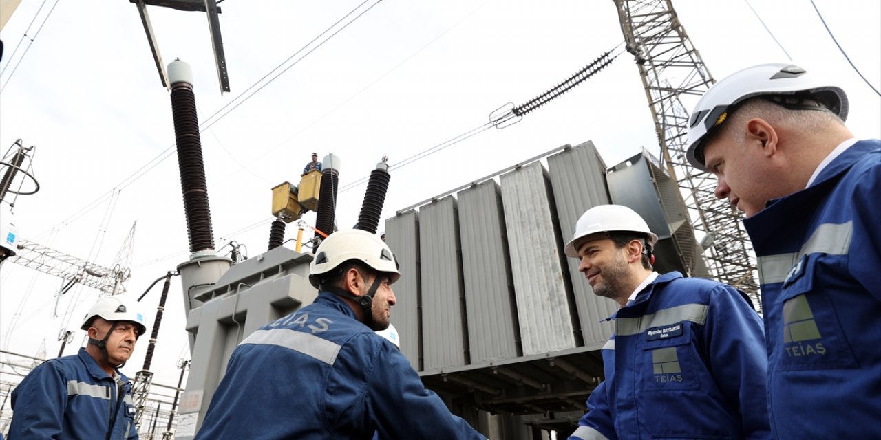 Bakan Bayraktar, elektrik şebekesi yönetimi için 81 ilde 21 bin çalışanın sahada olduğunu bildirdi: