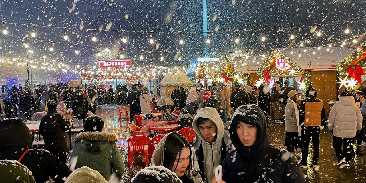 Bişkek'in Ala-Too Meydanı yeni yıl için çam ağaçları ve ışıklarla süslendi