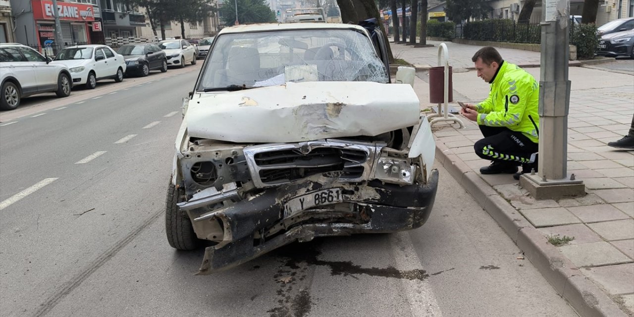 Bursa'da kalp krizi geçirip kullandığı kamyonetle kaza yapan sürücü öldü