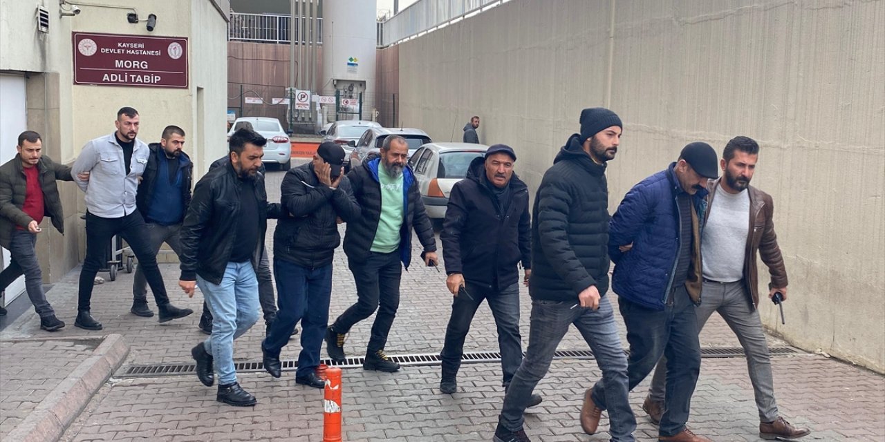 Kayseri'deki cinayet ve yaralamaya ilişkin yakalanan 3 zanlı adliyede