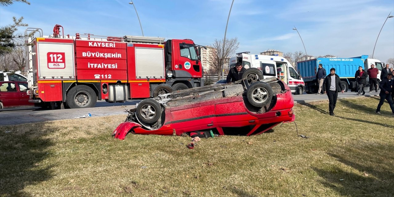 Kayseri'de devrilen otomobilin alev aldığı kazada 2 kişi yanarak yaralandı