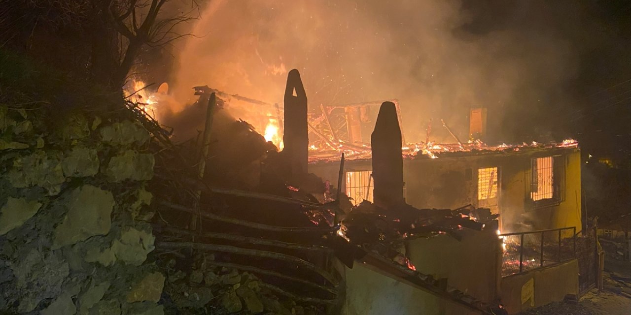 Tokat'ta ahşap evlerinde çıkan yangında mahsur kalan çift dumandan etkilendi