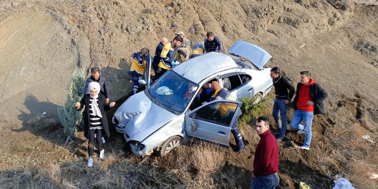 Yozgat'ta devrilen otomobildeki 5 kişi yaralandı