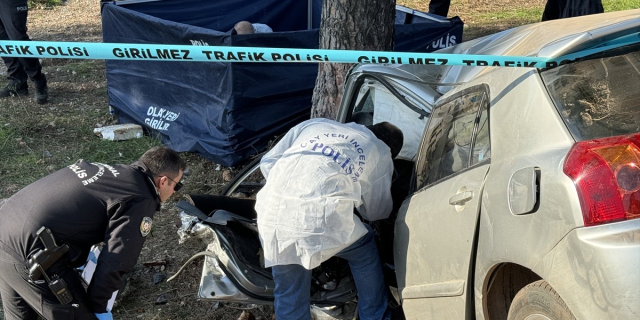 Antalya'da şarampole devrilen otomobildeki genç öldü, bir çocuk yaralandı