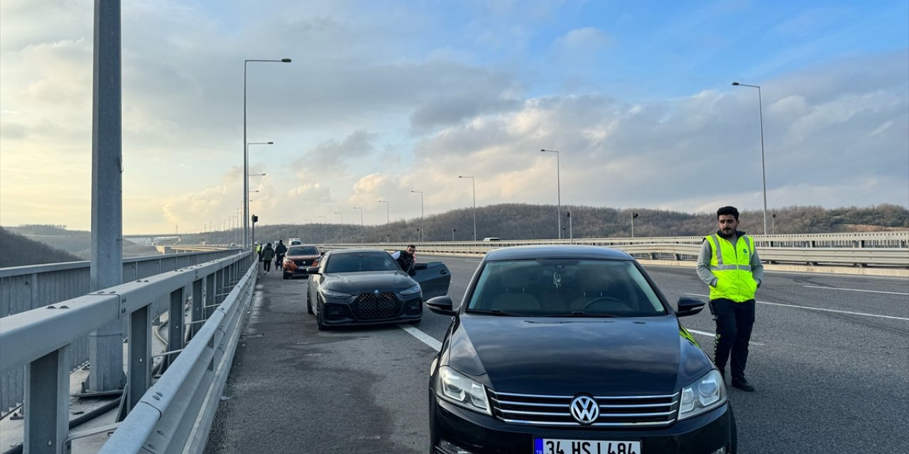 Kuzey Marmara Otoyolu'nda 8 aracın karıştığı kazada 4 kişi yaralandı