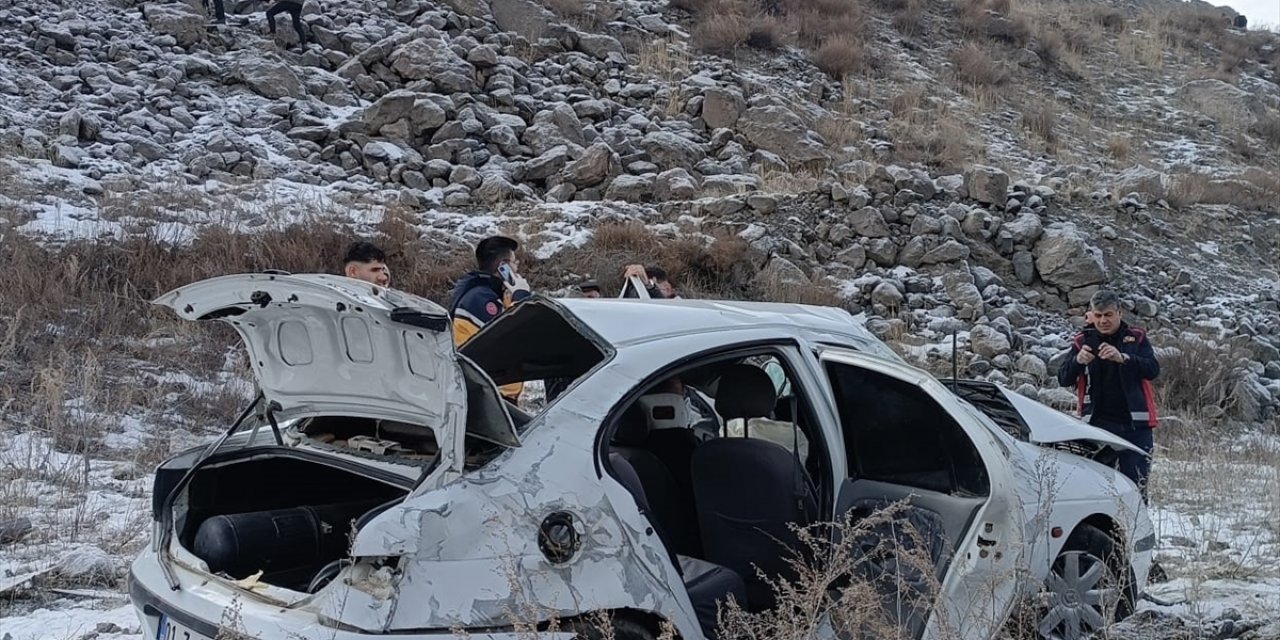 Ağrı'da şarampole devrilen otomobildeki 3 kişi yaralandı