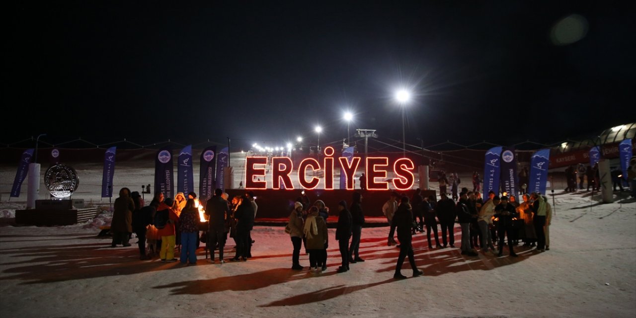 Erciyes'te meşaleli yılbaşı kutlaması