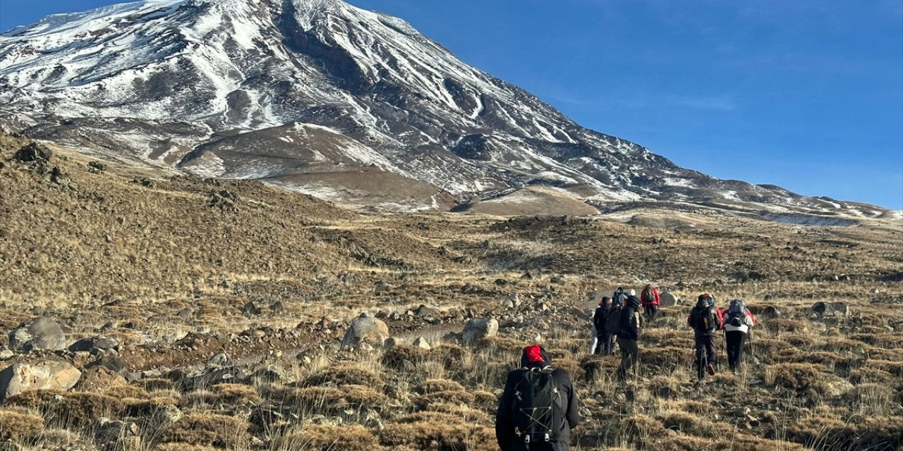 Doğa tutkunları küresel ısınmaya dikkati çekmek için Ağrı Dağı'na tırmandı