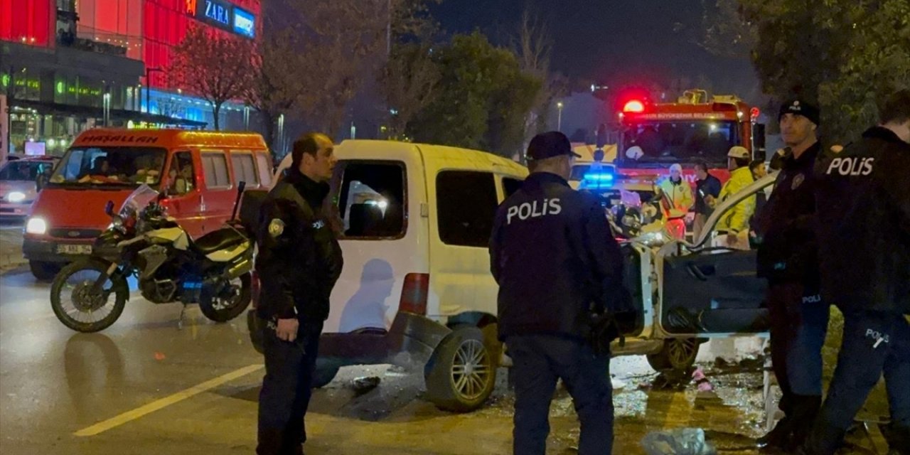 Samsun'da otomobille çarpışan hafif ticari aracın sürücüsü ağır yaralandı