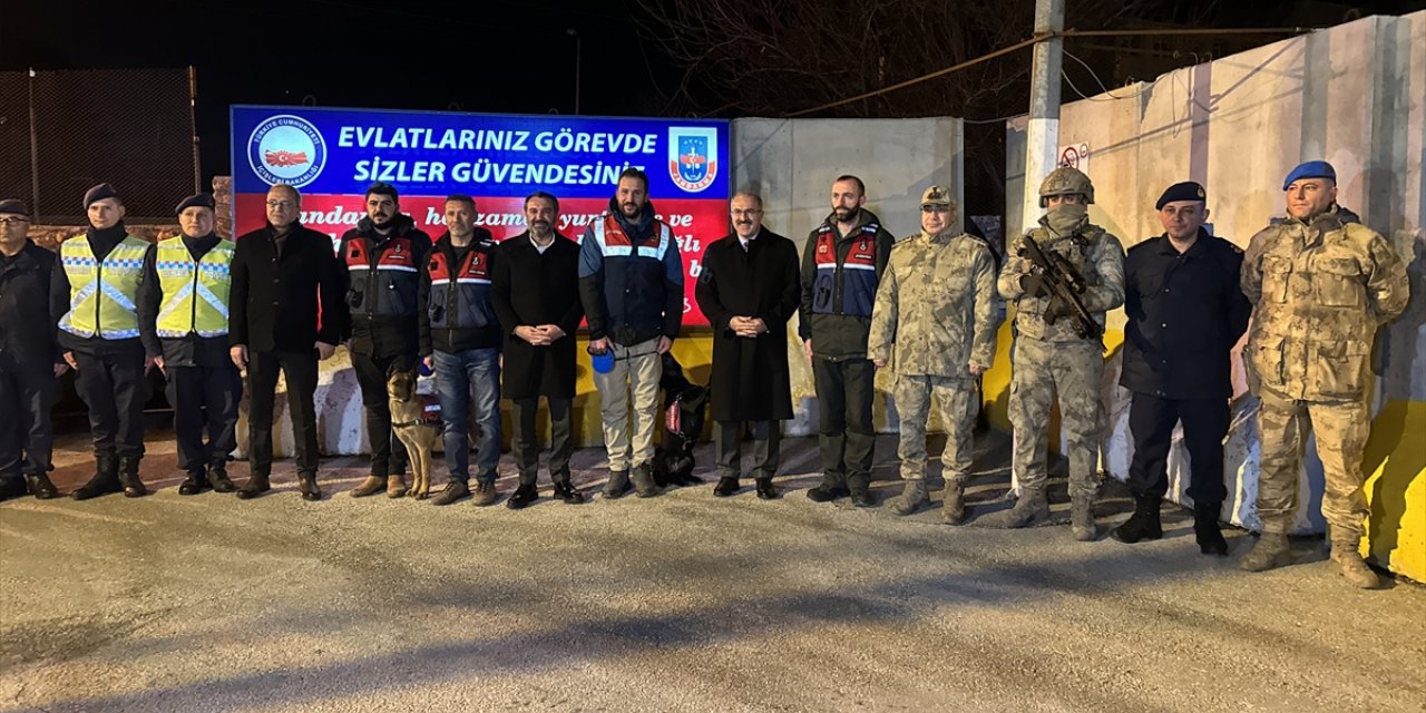 Elazığ Valisi Toraman, güvenlik güçleri ile sağlık çalışanlarının yeni yılını kutladı