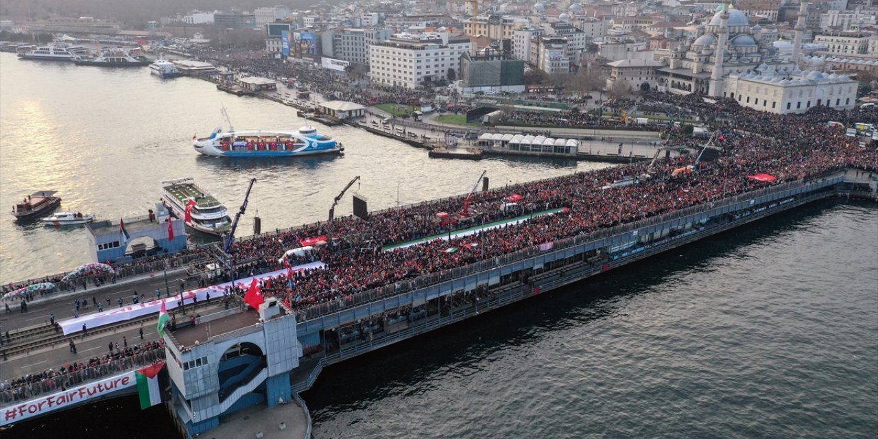 "Şehitlerimize rahmet, Filistin'e destek" etkinliği için on binlerce kişi Galata Köprüsü'ne yürüdü