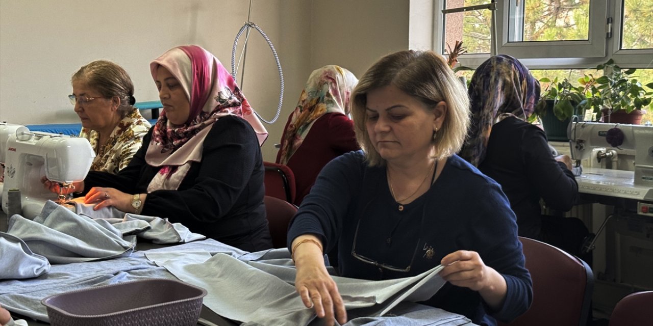 "Şehit Şerife Bacı'nın torunları" Gazze için giysi ve battaniye üretiyor