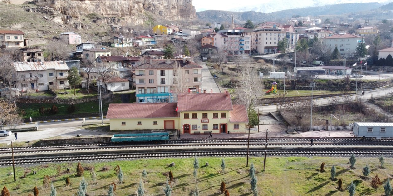 Cumhuriyet'in ilk yıllarından miras Kemah Tren İstasyonu hizmetini sürdürüyor