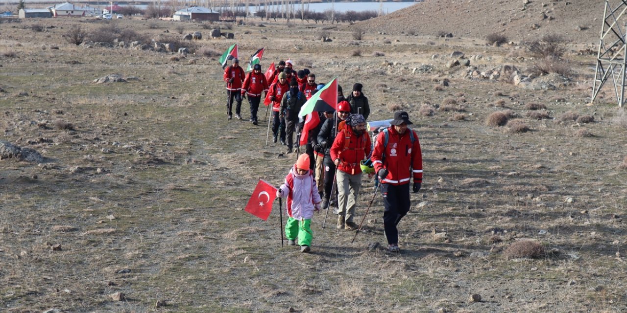 Iğdırlı dağcılar Pençe-Kilit şehitleri ve Filistin için yürüdü