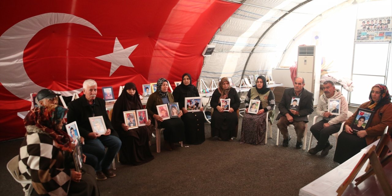 Diyarbakır anneleri yeni yılın ilk gününde de evlatları için nöbette