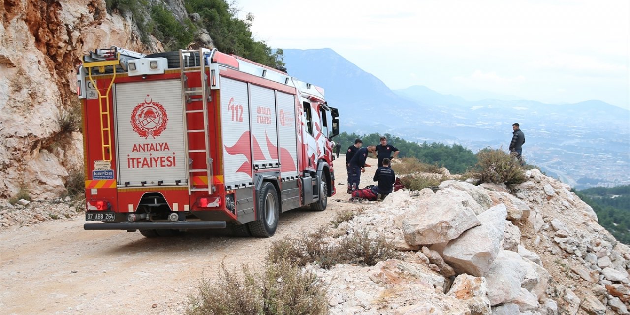 Alanya'da eşiyle tartışan kişinin uçuruma yuvarladığı otomobili kullanılamaz hale geldi