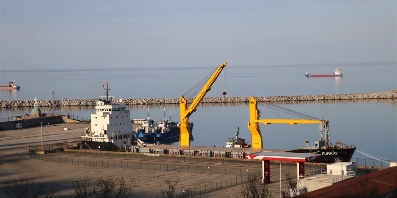 Zonguldak açıklarında arızalanan gemi römorkör eşliğinde limana çekildi