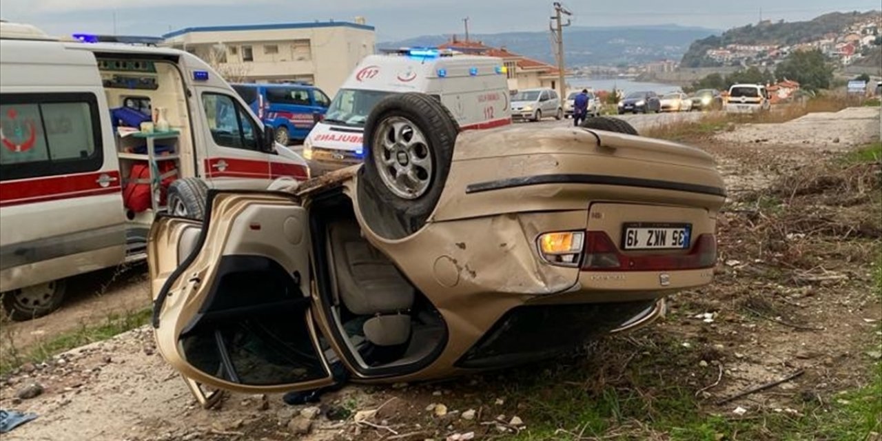 İzmir'de yoldan çıkan otomobil duvara çarptı, 4 kişi yaralandı