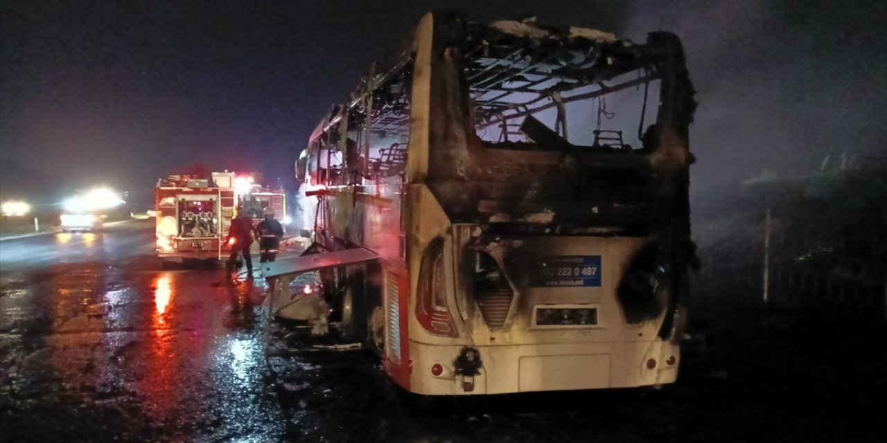 Mersin'de seyir halindeki servis otobüsünde çıkan yangın söndürüldü