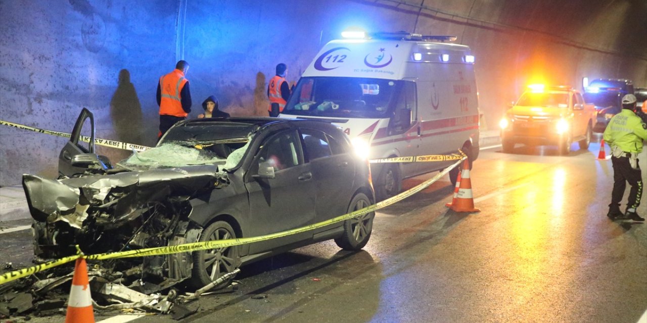 Ilgaz 15 Temmuz İstiklal Tüneli'nde tıra çarpan otomobilin sürücüsü öldü