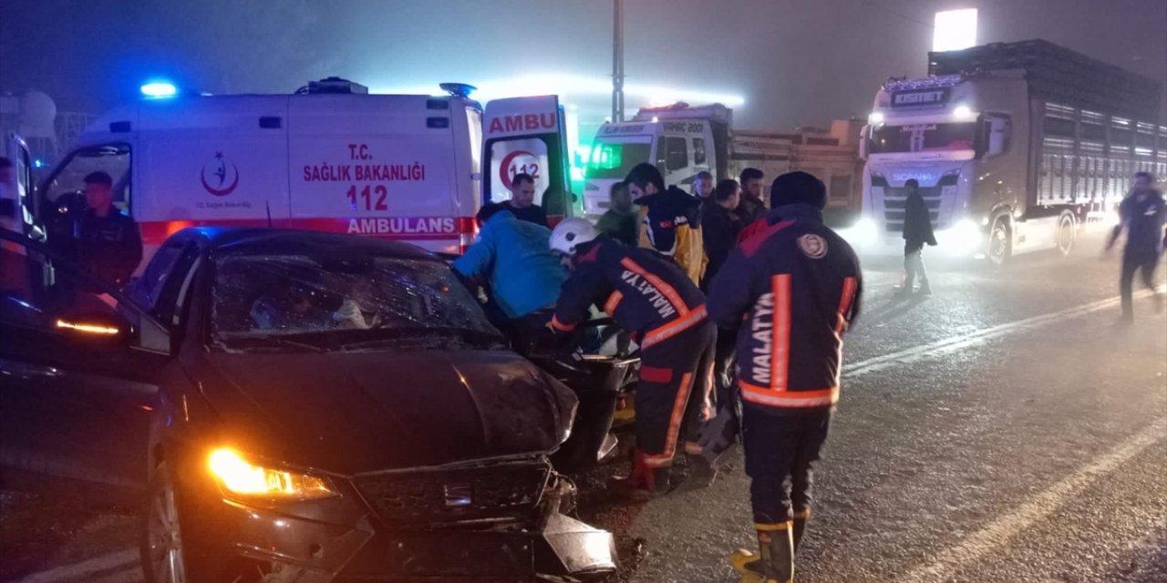 Malatya'da iki otomobil çarpıştı 1 kişi öldü, 5 kişi yaralandı