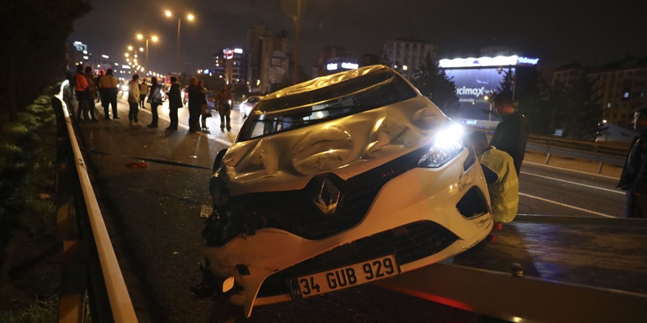 Ümraniye'de devrilen otomobilin sürücüsü yaralandı