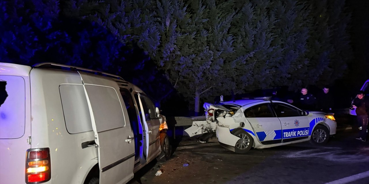 Anadolu Otoyolu'nda düzensiz göçmenleri taşıyan aracın yol açtığı kazada 4'ü polis 18 kişi yaralandı