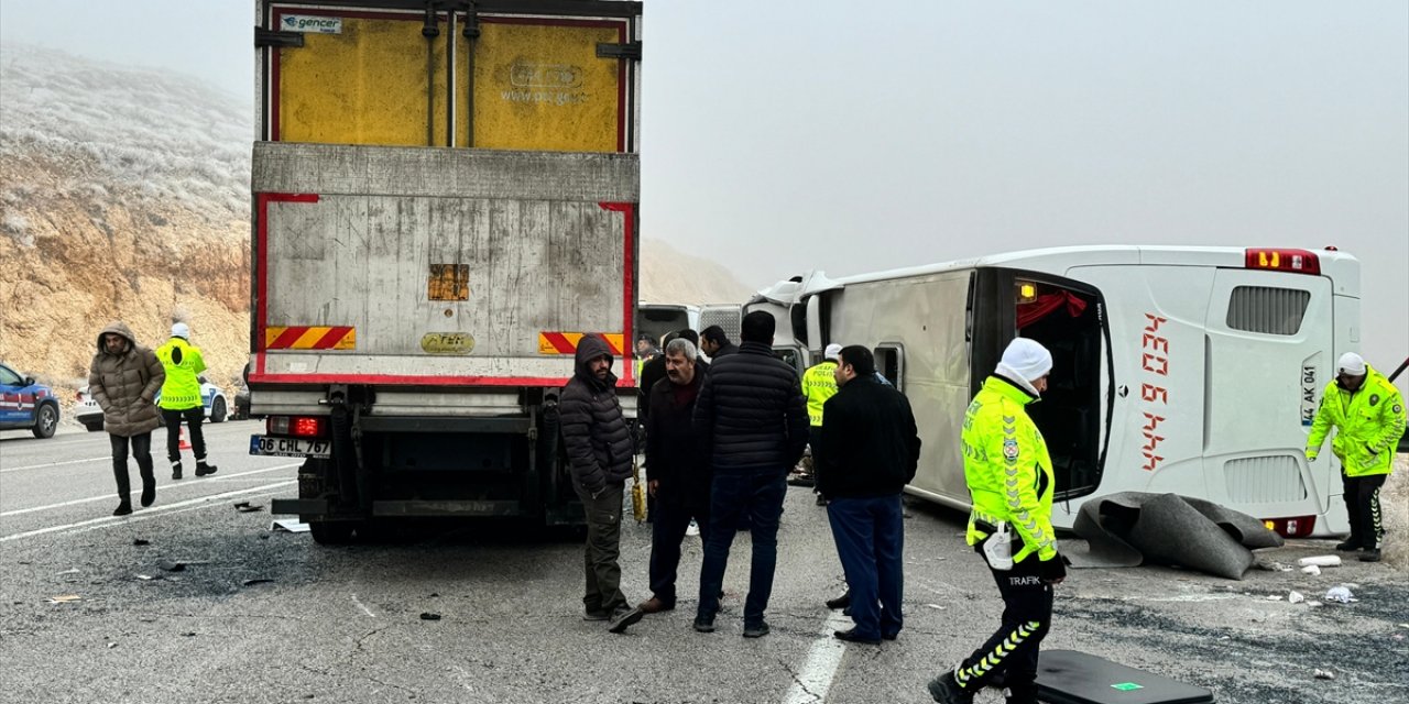 Malatya'da yolcu otobüsünün devrilmesi sonucu 3 kişi öldü, 29 kişi yaralandı