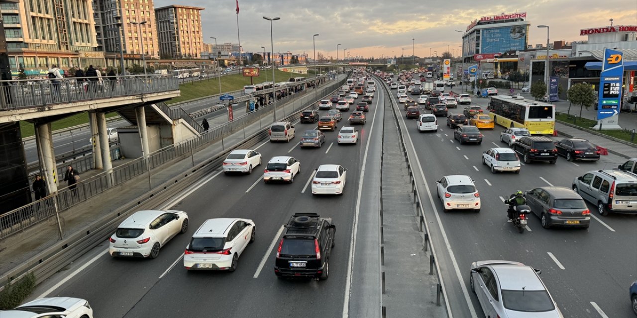 İstanbul'da yeni yılın ilk mesai gününde trafik yoğunluğu