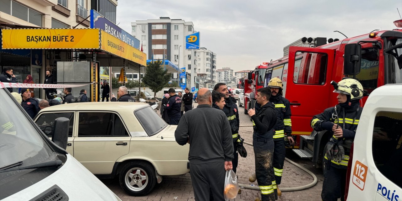 Gaziantep'te yangına müdahale ettiği sırada zemine düşen itfaiye eri yaralandı