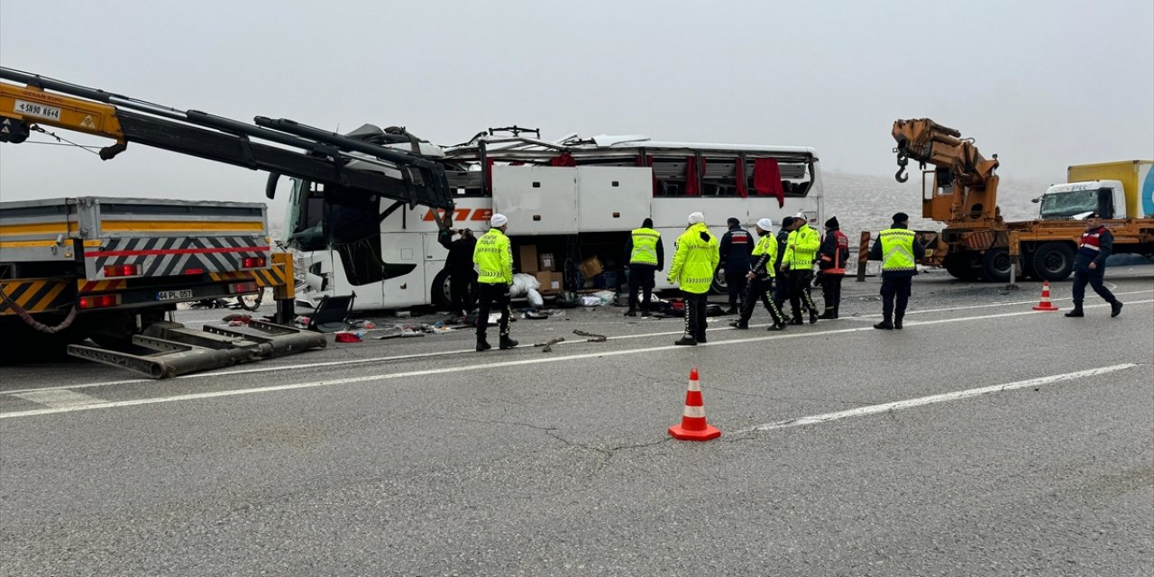 GÜNCELLEME 3 - Malatya'da yolcu otobüsünün devrilmesi sonucu 4 kişi öldü, 36 kişi yaralandı