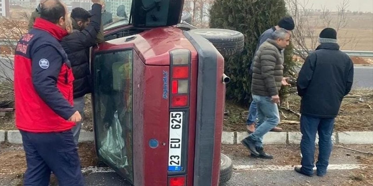 Elazığ'da devrilen otomobildeki 4 kişi yaralandı