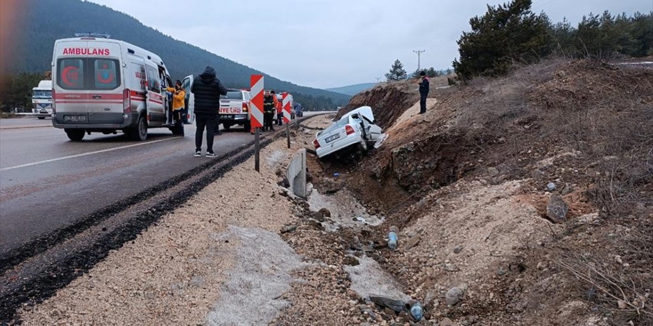 Bolu'da dere yatağına devrilen otomobildeki 1 kişi öldü, 3 kişi yaralandı