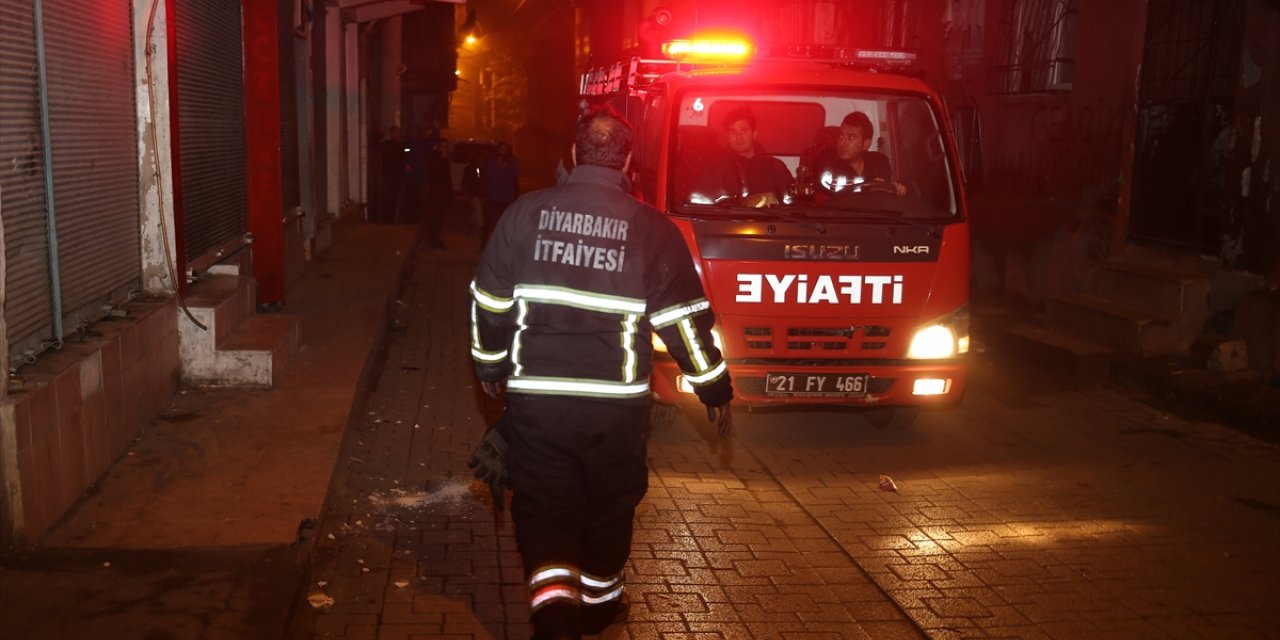 Diyarbakır'da yangın çıkan evde anne ve 4 çocuğu dumandan etkilendi