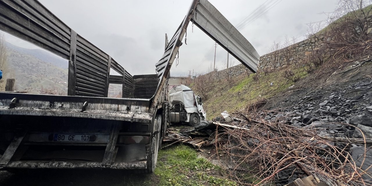 Şırnak'ta şarampole devrilen tırın sürücüsü yaralandı