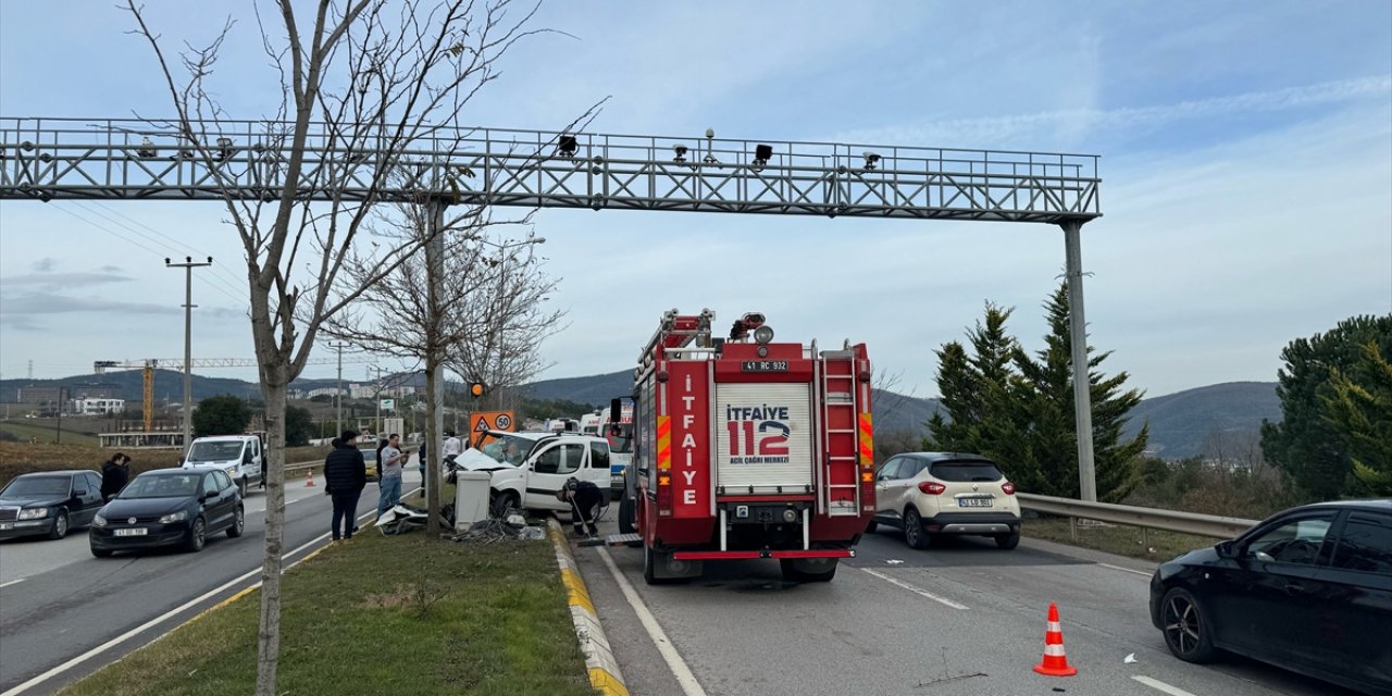 Kocaeli'de aydınlatma direğine çarpan hafif ticari aracın sürücüsü öldü