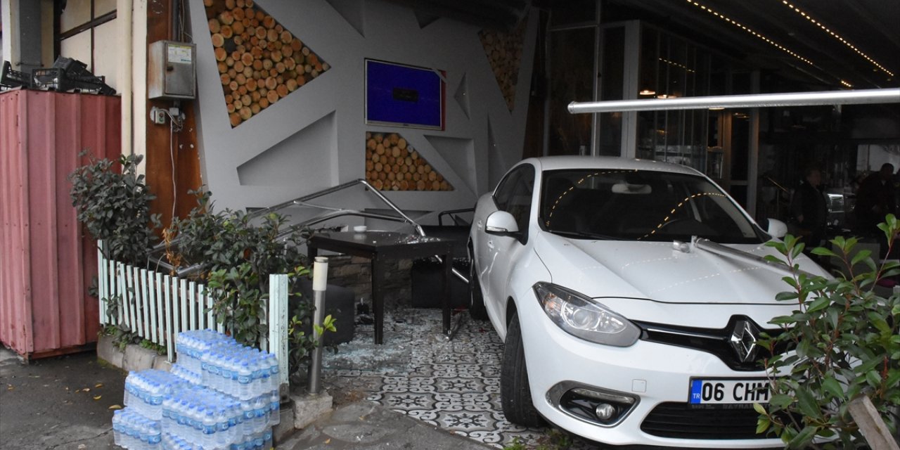 Ordu'da otomobilin kafeye girmesi sonucu 3 kişi yaralandı