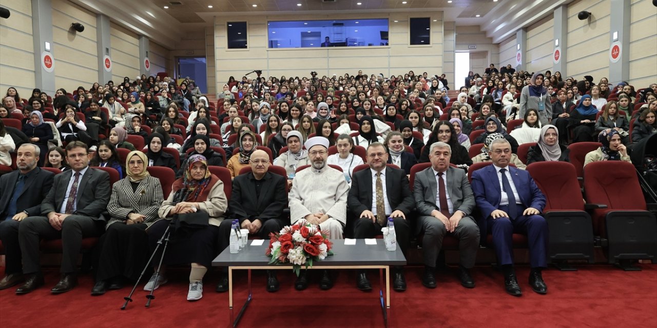 Diyanet İşleri Başkanı Erbaş, Avrupa'dan gelen gençlerle bir araya geldi: