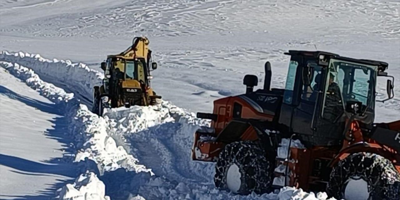 Şırnak'ta kardan kapanan köy yolunun ulaşıma açılmasına çalışılıyor