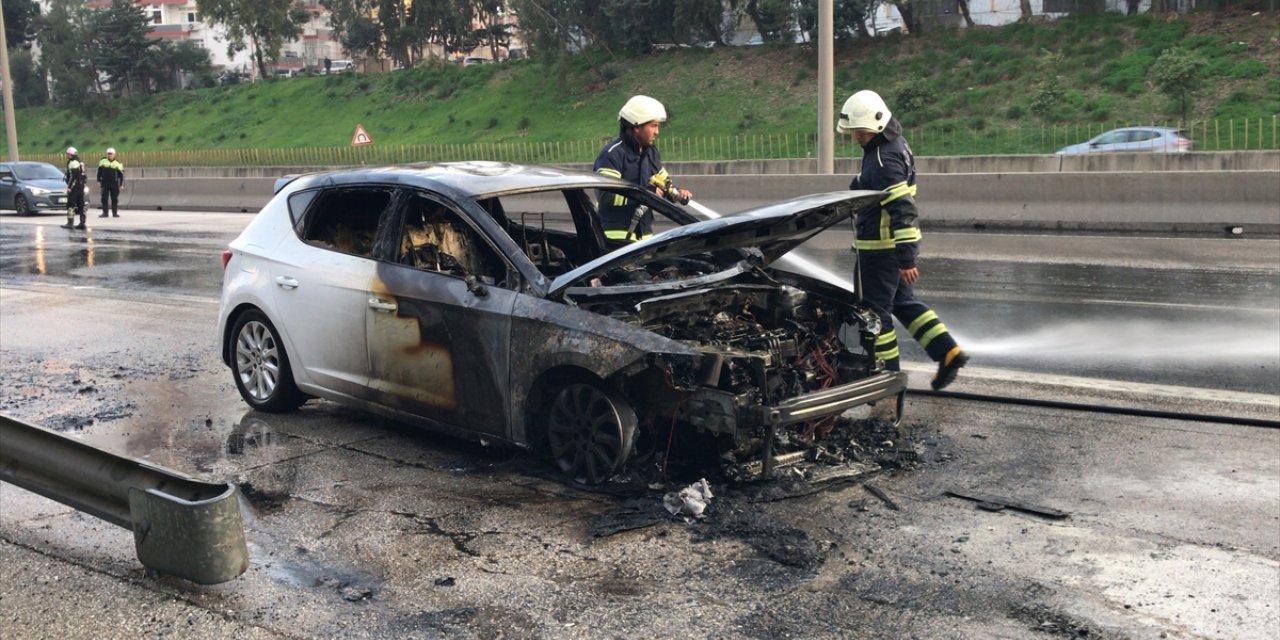 Adana'da seyir halindeyken alev alan otomobil yandı