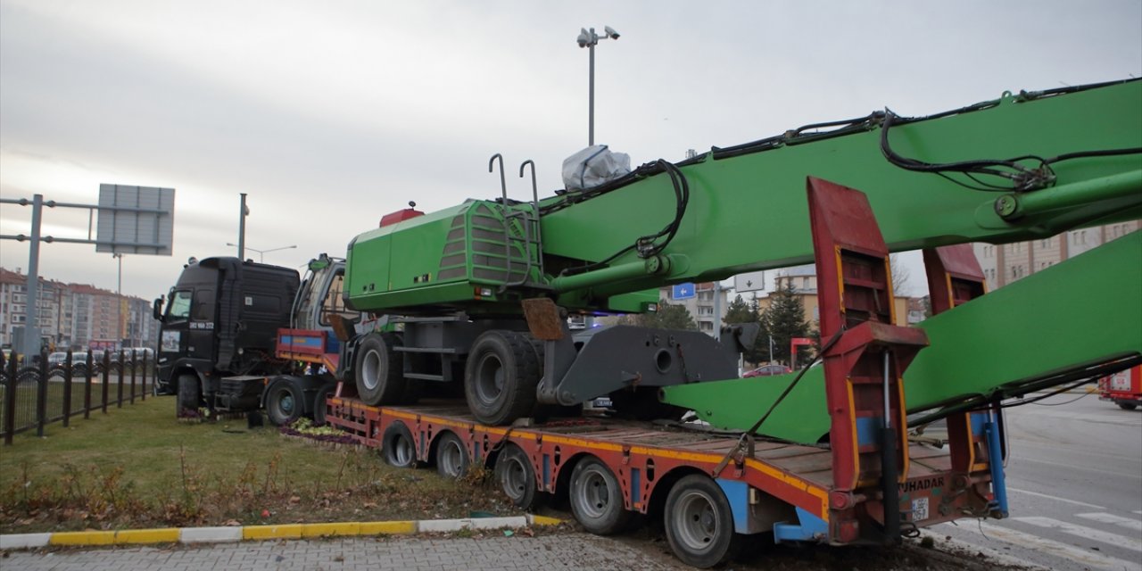 Çorum'da freni arızalanan iş makinesi yüklü tır refüje çıkarak durabildi