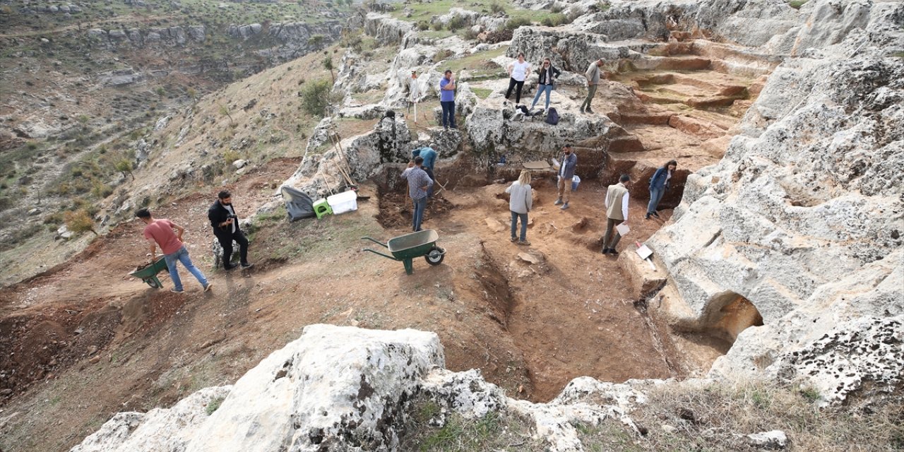 Diyarbakır'da eski taş ocağındaki kazıda 54 çocuğa ait mezarlık bulundu