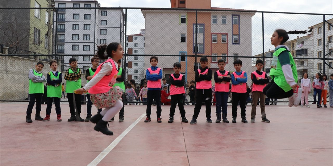 Elazığ'da ilkokul öğrencileri geleneksel oyunlarla buluşuyor