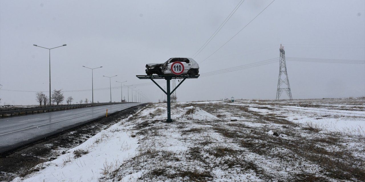 Erzurum'da sürücüler hasarlı araçlarla trafik kazalarına karşı uyarılıyor