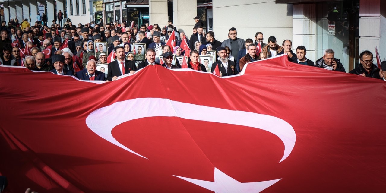 Bursa'da "Teröre Lanet, Şehitlerimize ve Gazilerimize Saygı Yürüyüşü" düzenlendi