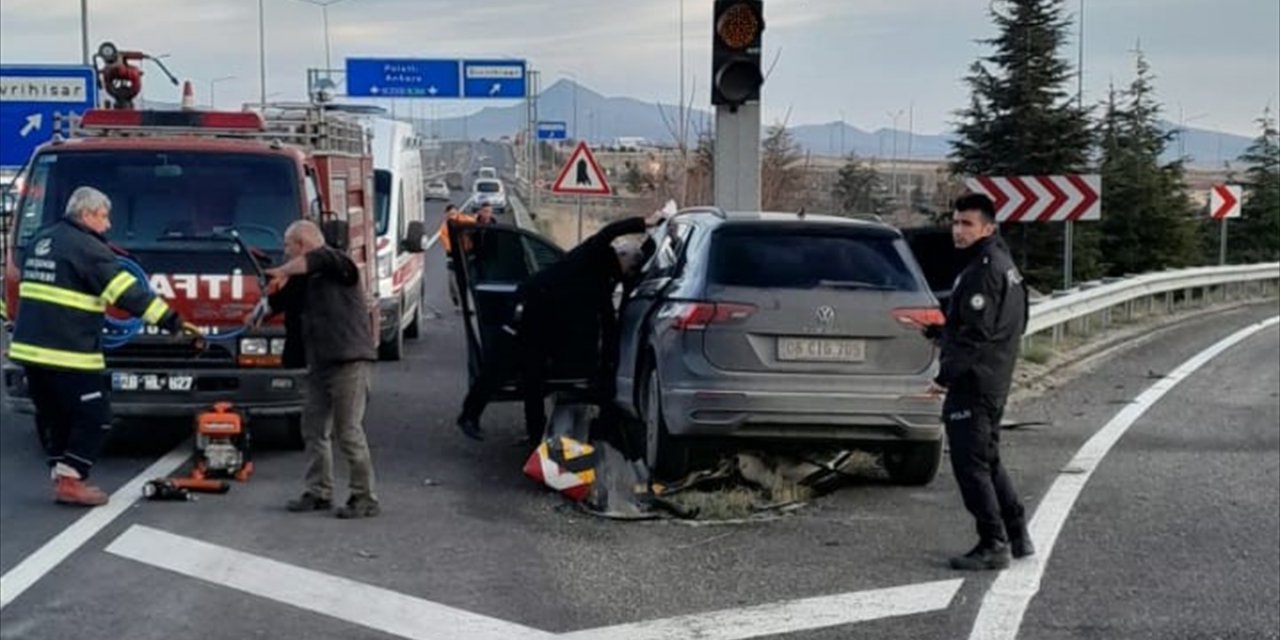 Eskişehir'de bariyerlere çarpan otomobilin sürücüsü öldü